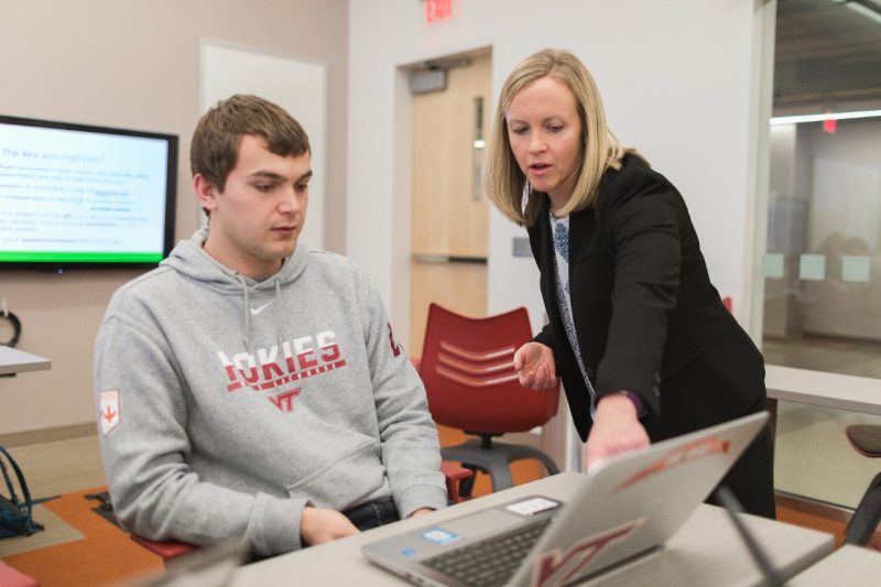 Sarah Stein helps a student in ACIS 4414.