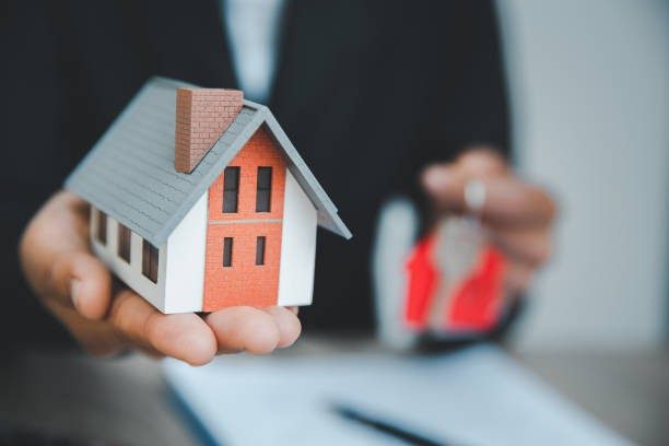 Person holding house and keys