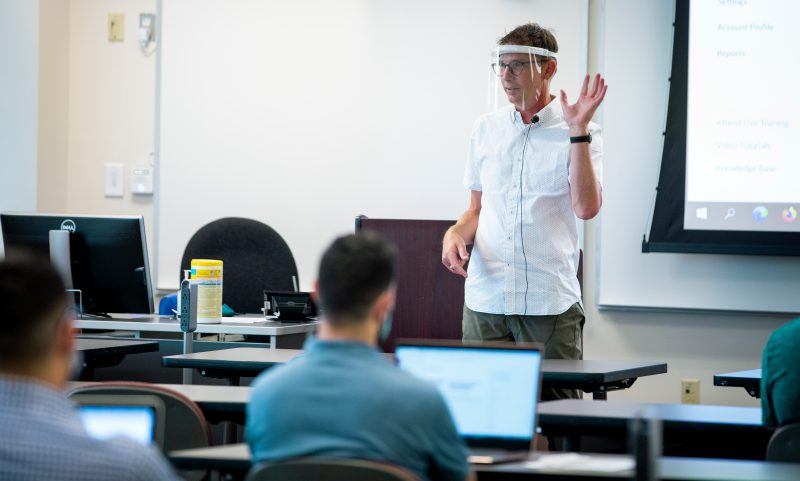 Professor Bill Becker speaks to Evening MBA class