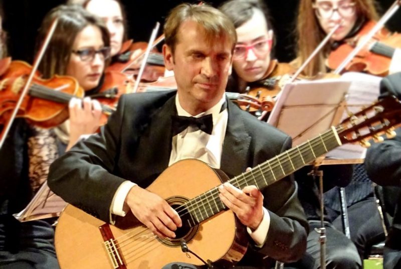 Spanish works infuse guitar concert by Pamplin professor Juan Luis Nicolau